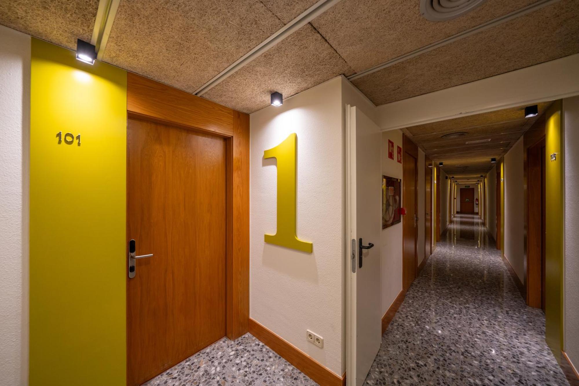 Hotel J. Balmes Vic Eksteriør billede